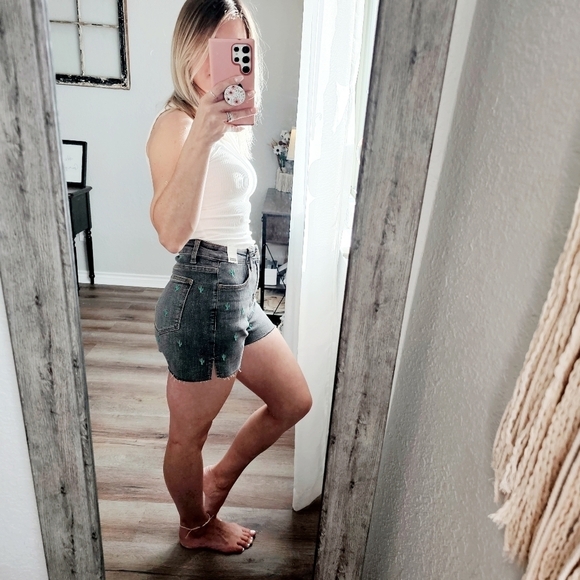 Judy Blue High Rise Embroidered Cactus Black Wash Denim Shorts Small NWT - Picture 5 of 9